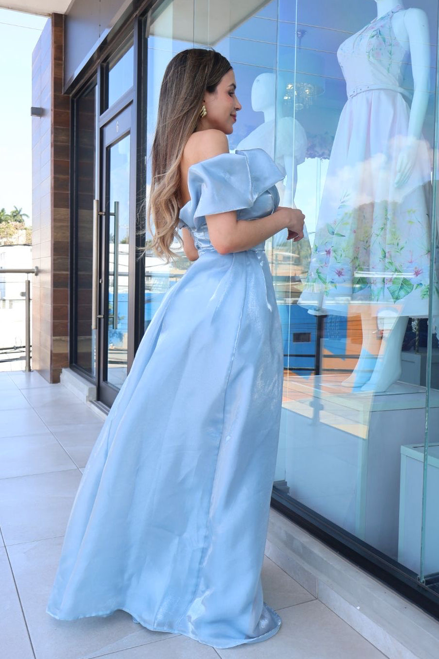 Vestido largo off-shoulder satinado con abertura frontal