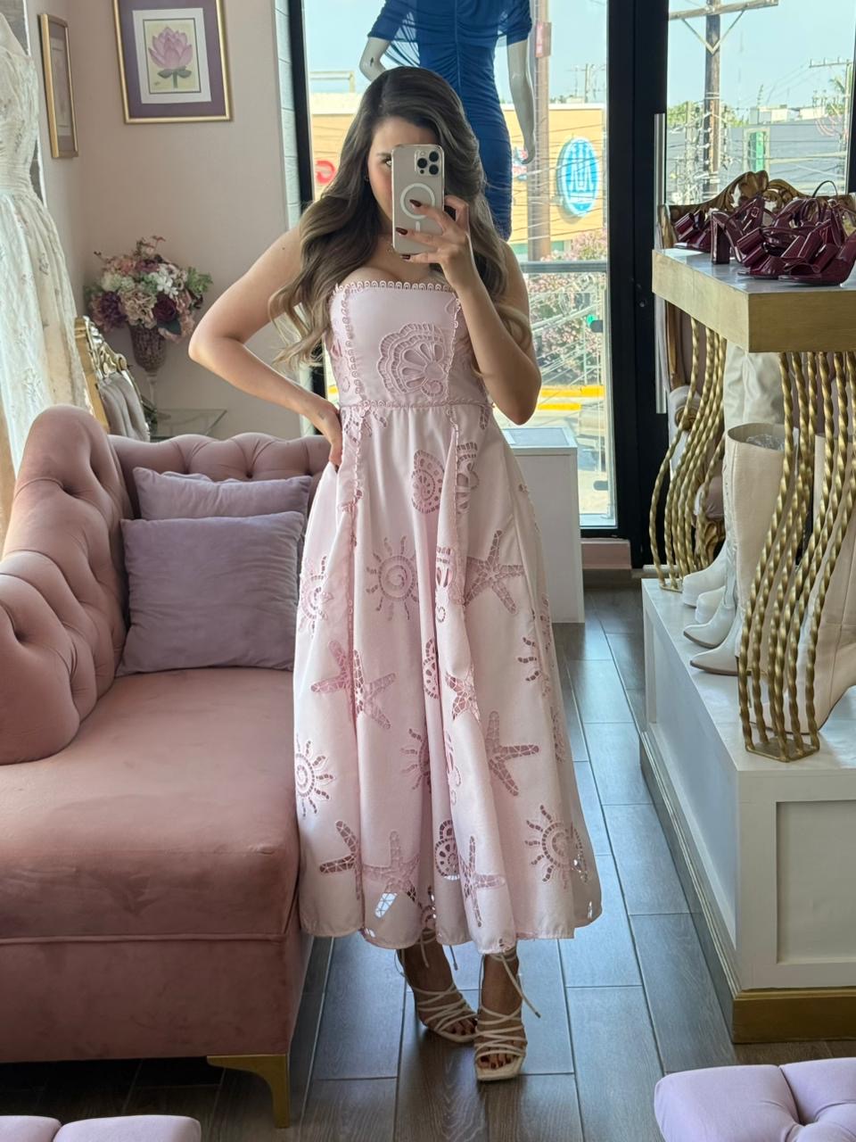 Vestido midi de tirantes con detalles bordados