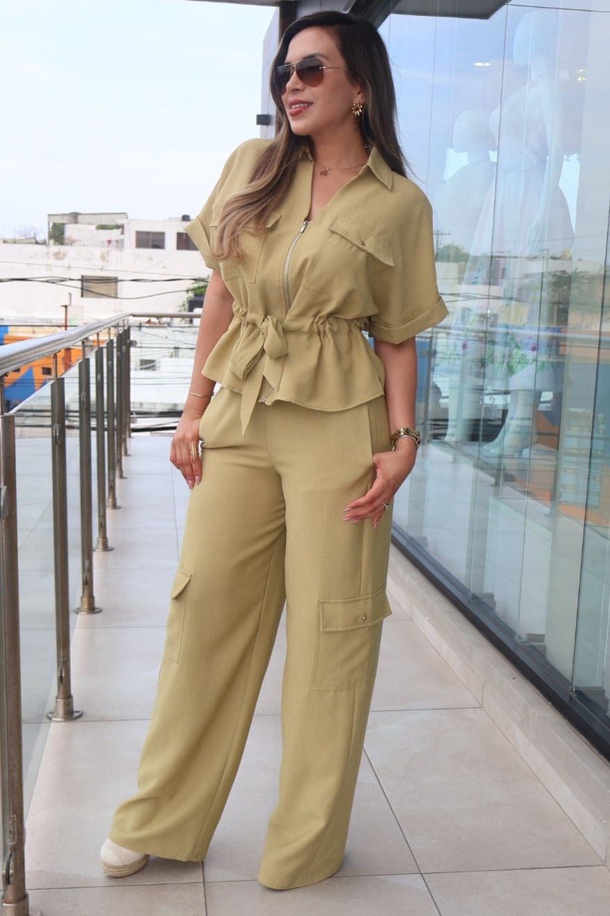 Set cargo de cuello camisero con pantalón tiro alto de caída fluida