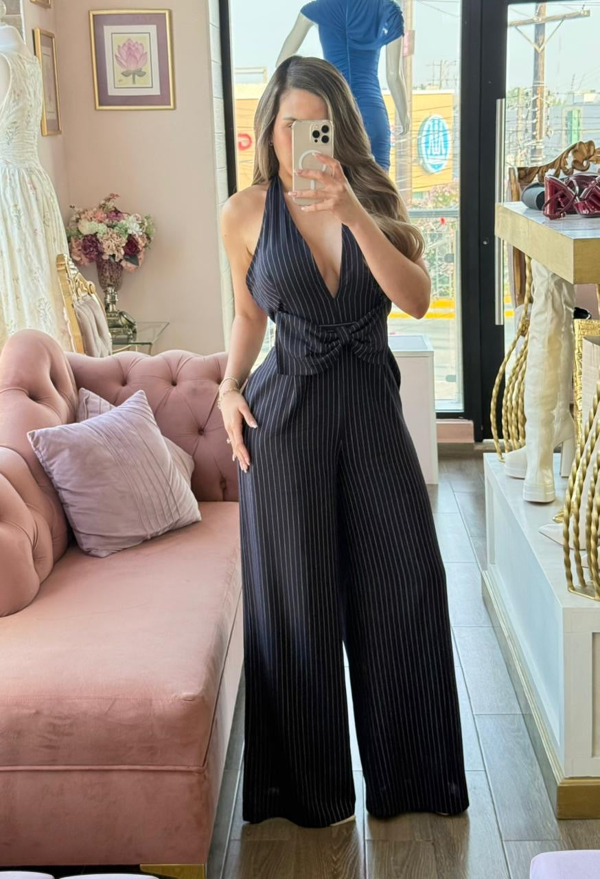 Jumpsuit halter de rayas con escote profundo