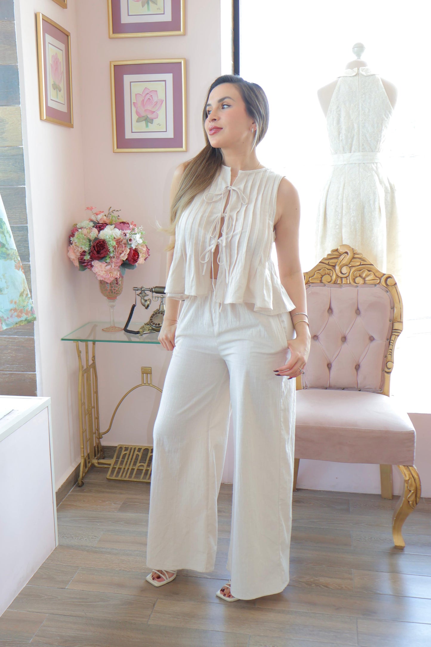 Set plisado de cuello redondo con pantalón de tiro alto