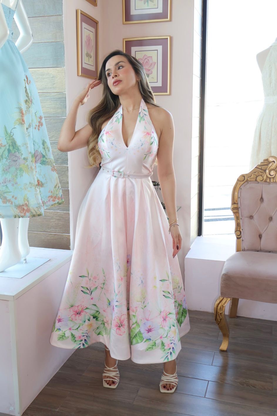 Vestido midi halter de escote V de caída estructurada