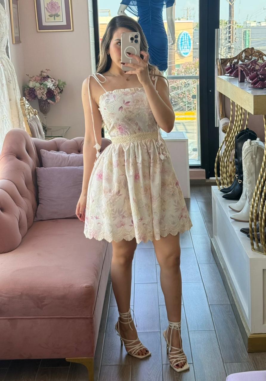 Vestido corto floral con tirantes ajustables