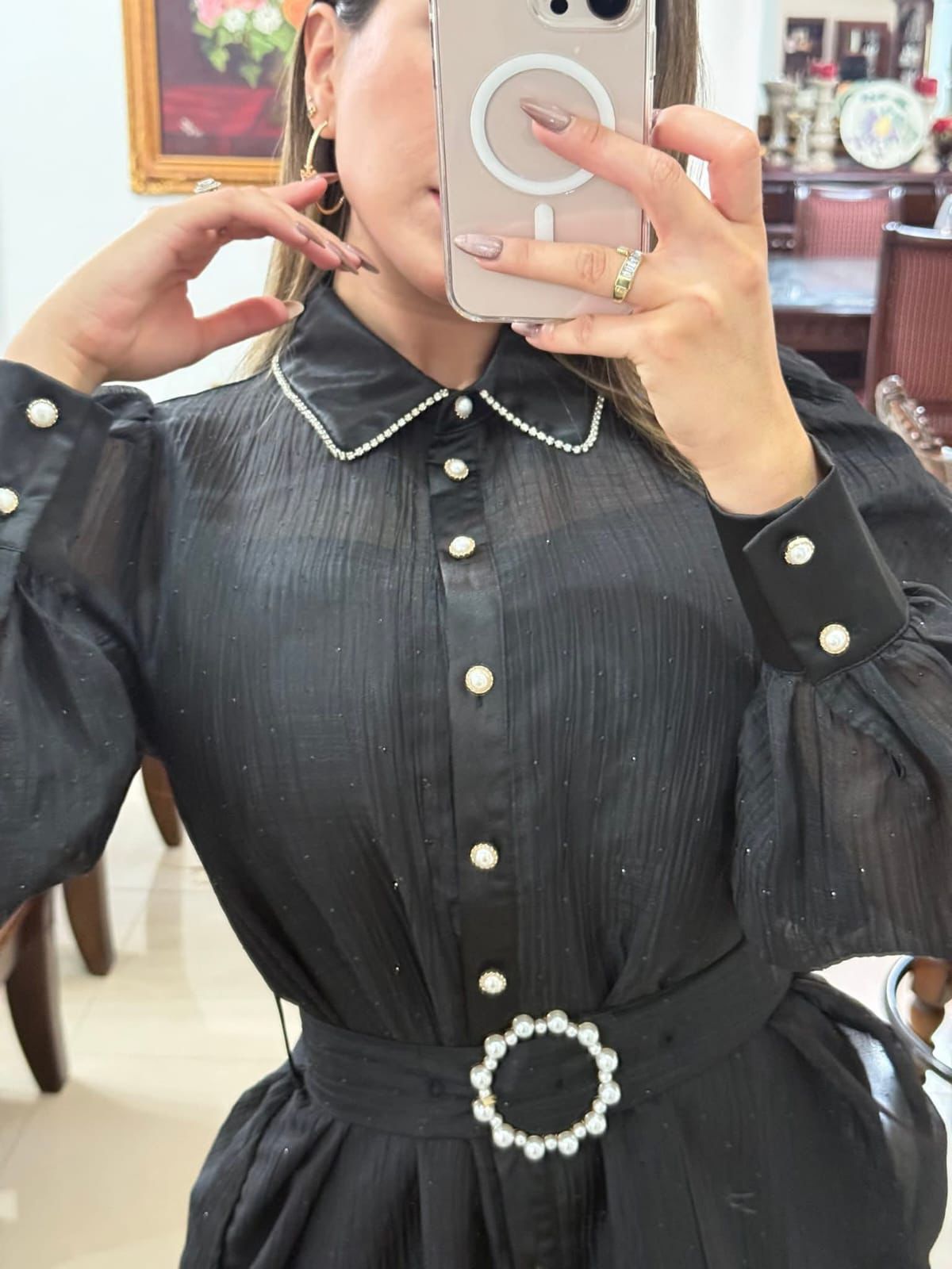 Vestido corto camisero con detalles de perlas y brillos