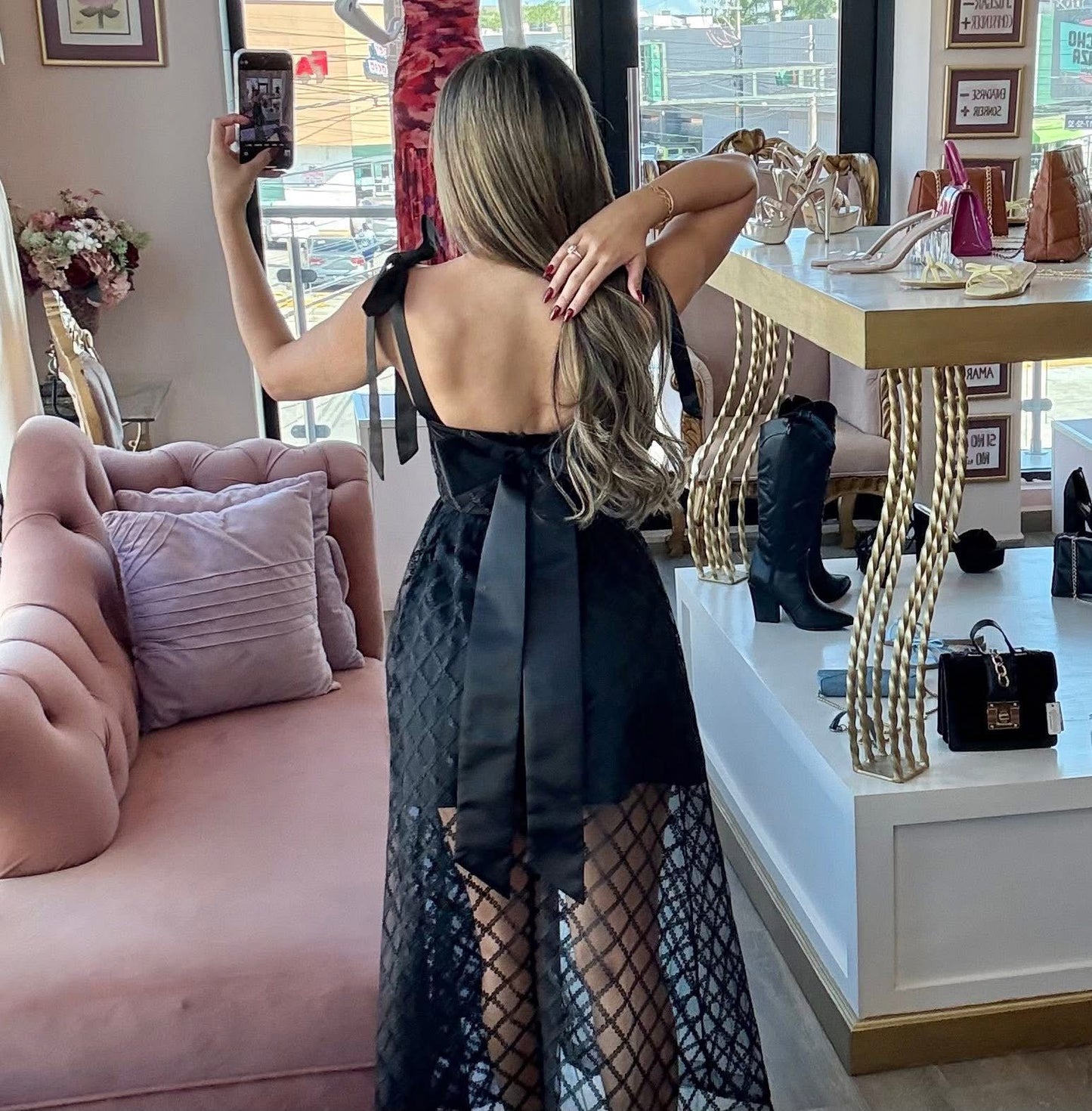 Vestido midi con transparencia en la parte baja y textura geométrica