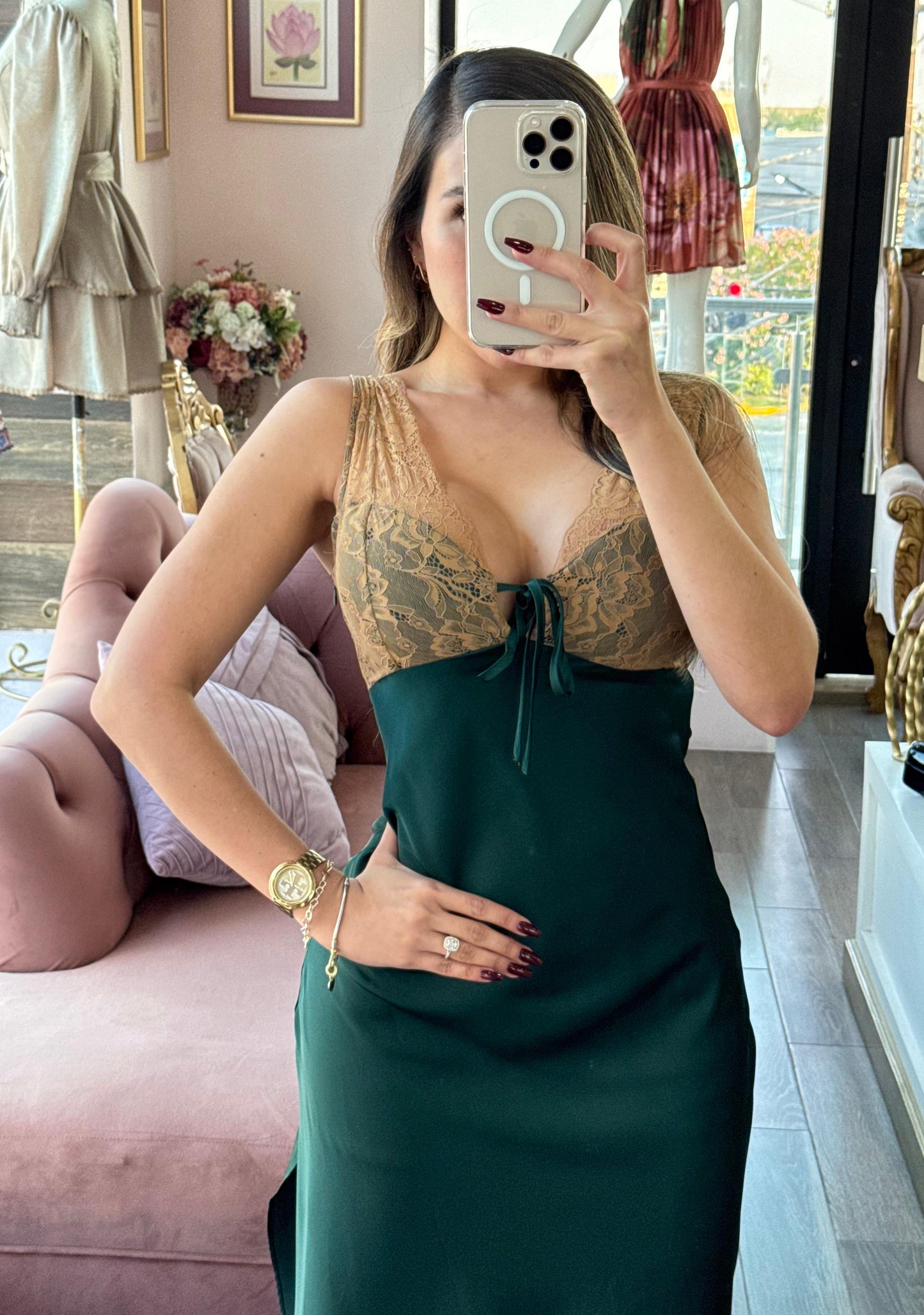 Vestido largo liso satinado con tirantes de encaje