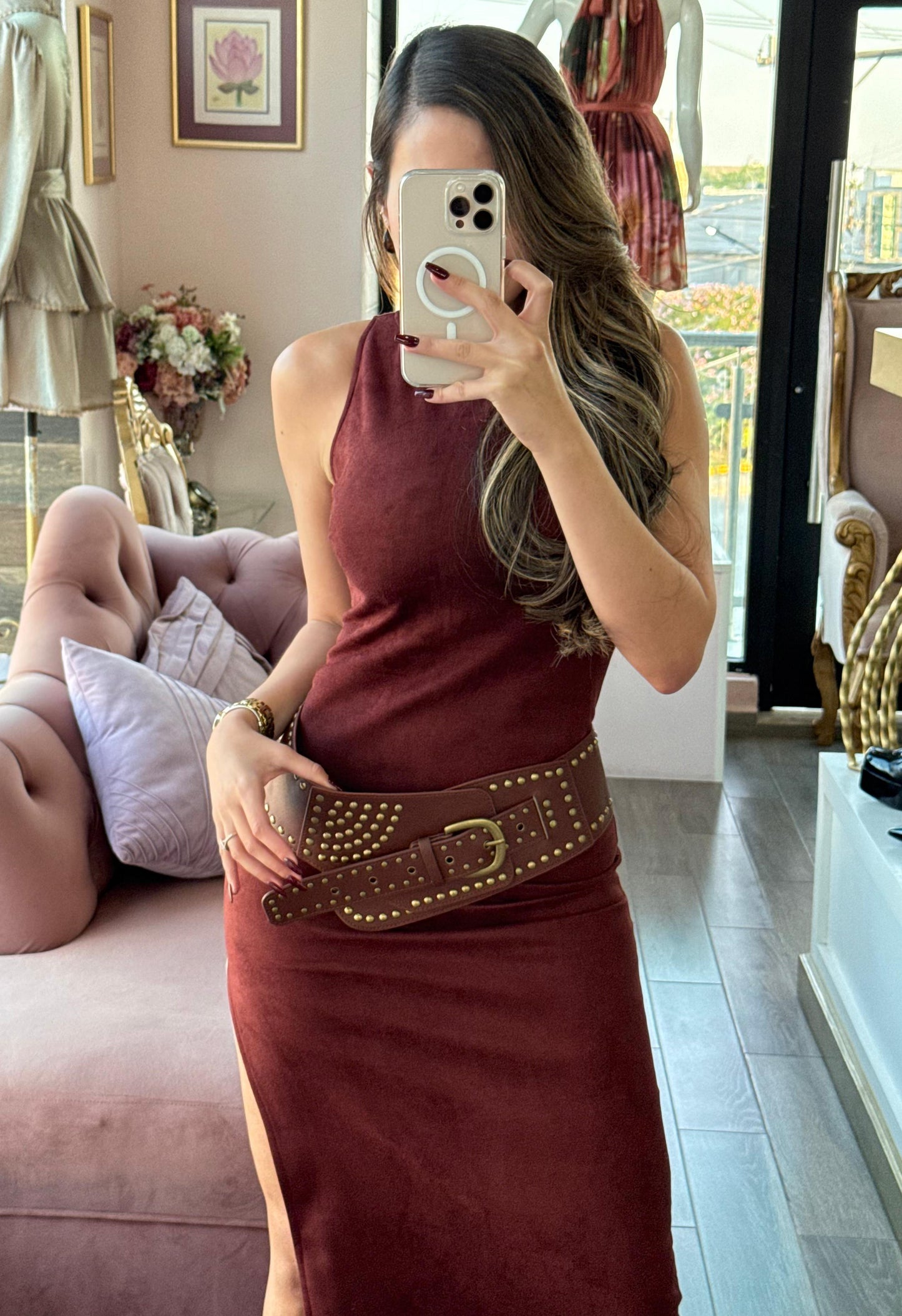 Vestido midi y cinto ancho con aplicaciones metálicas