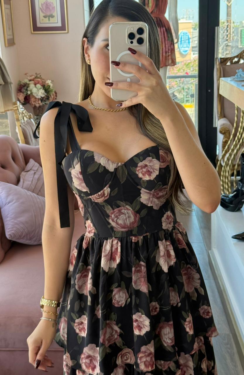 Vestido largo estampado floral de corte fluido en capas