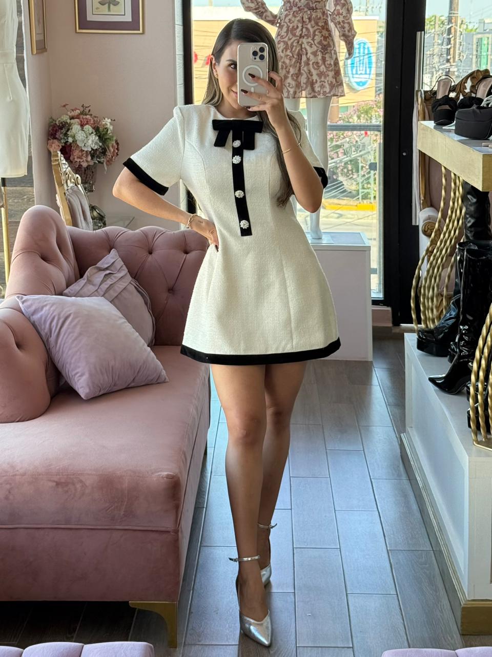 Vestido corto tweed con contraste en borde y cuello