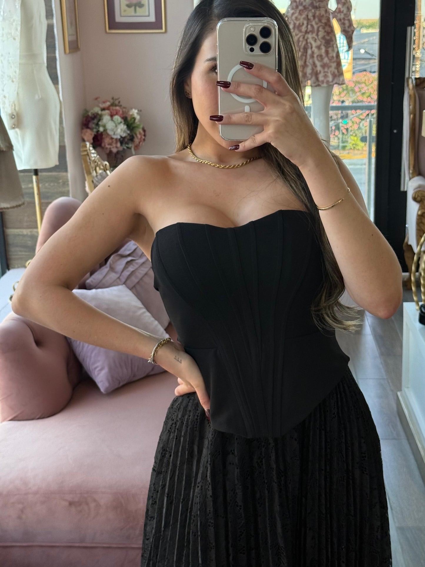Vestido largo strapless con corset, caída plisada de encaje