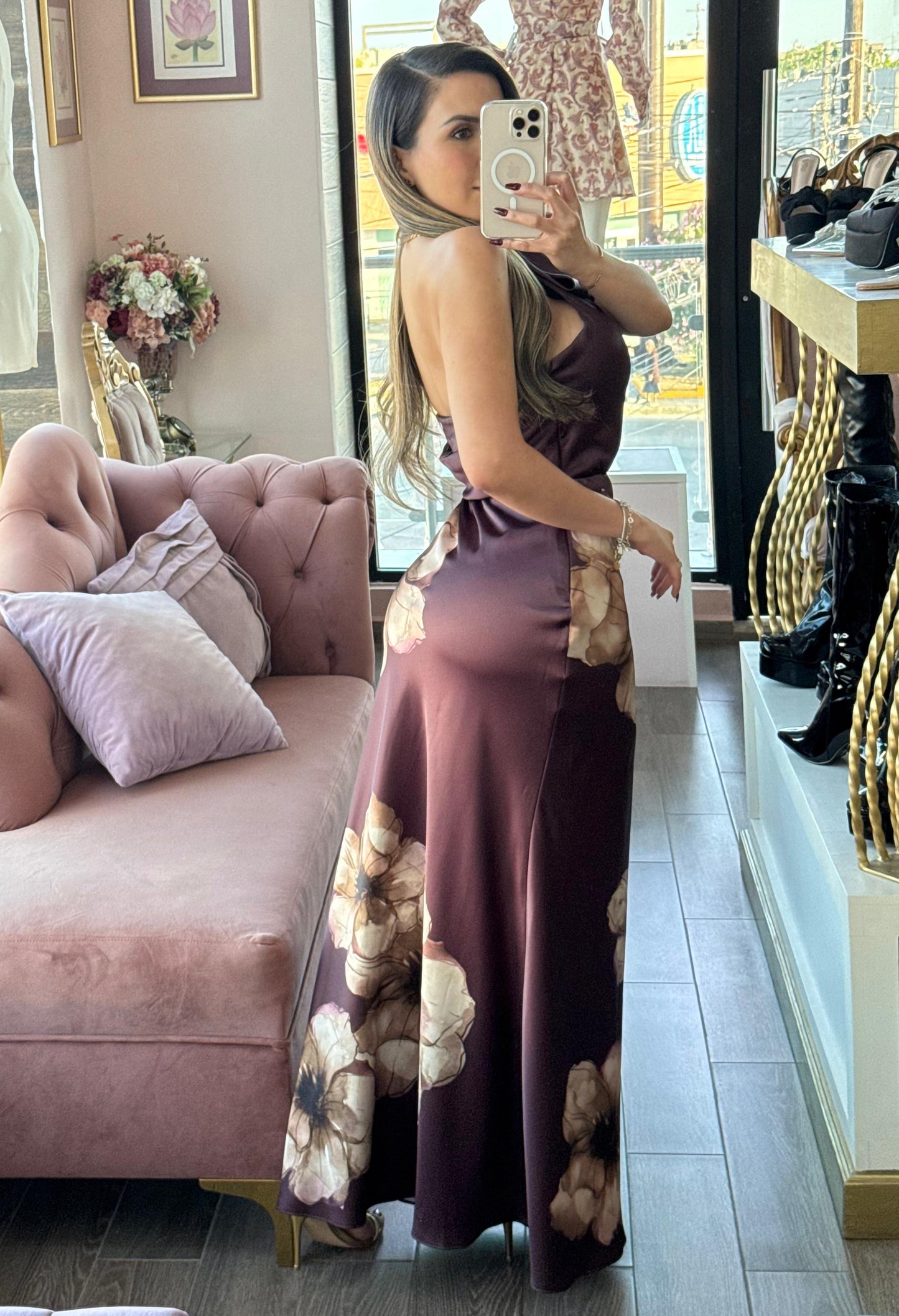 Vestido largo halter con flores en contraste