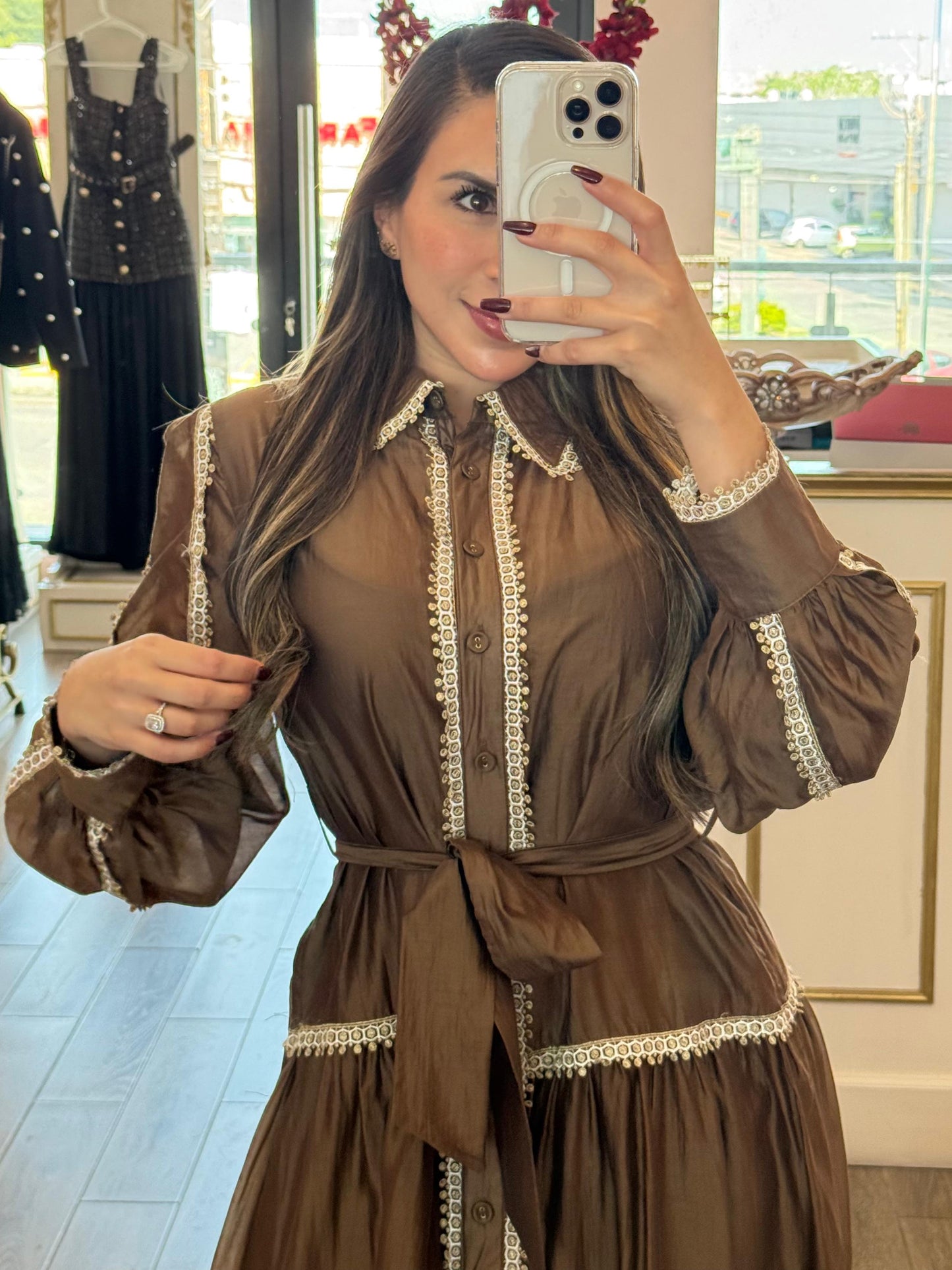 Vestido midi camisero con detalles de encaje en contraste