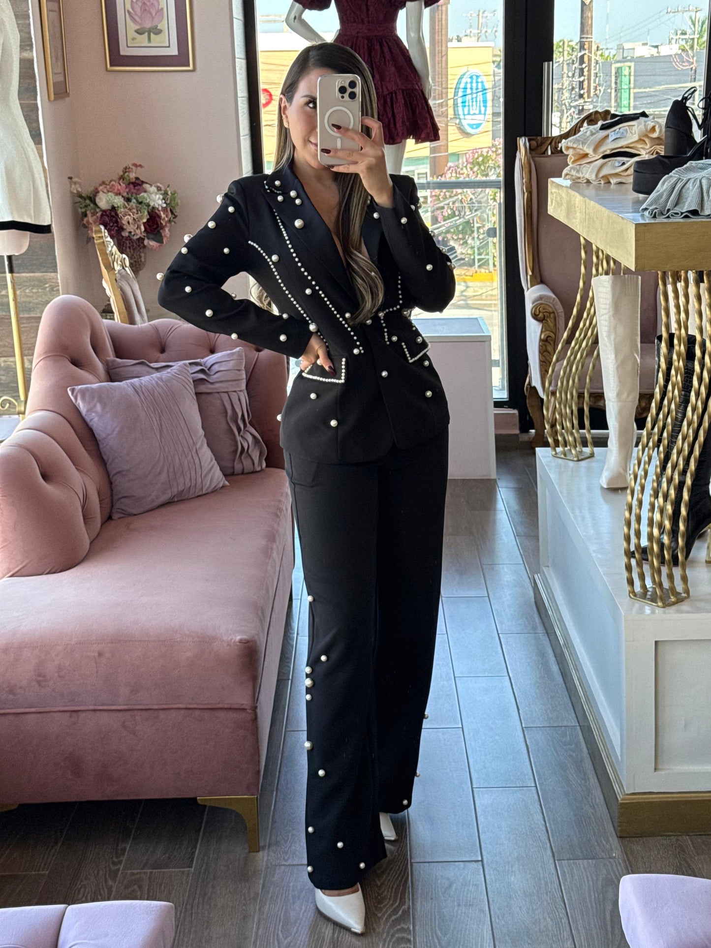 Set negro con aplicaciones de perlas en blazer y pantalón