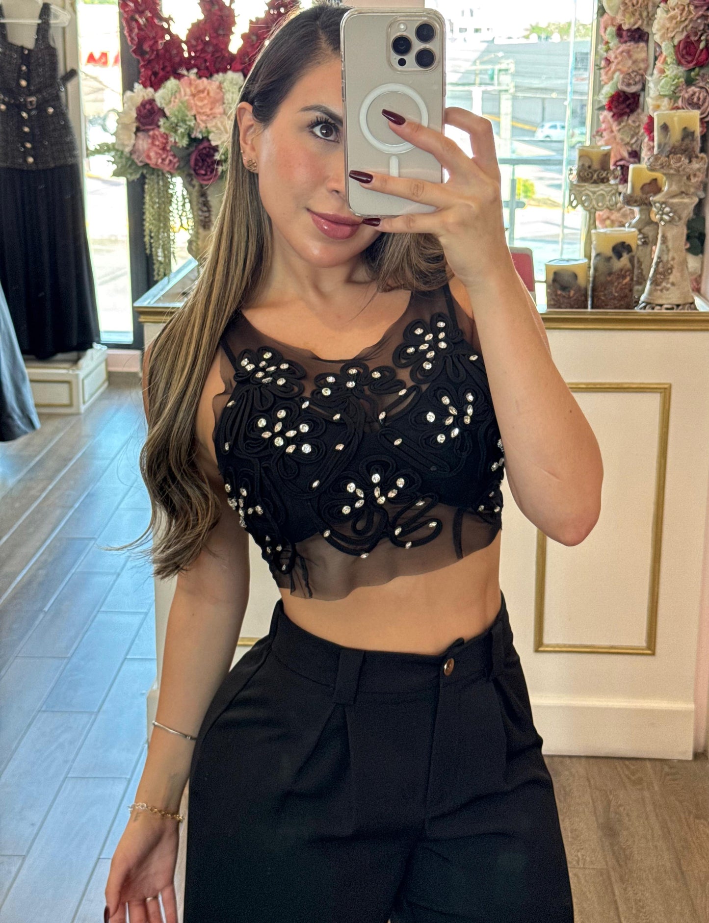 Set de transparencia negro con aplicaciones en top y pantalón amplio