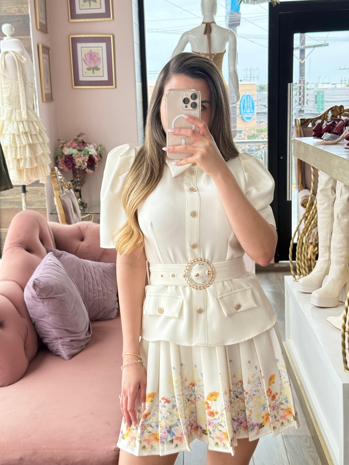 Vestido corto con falda floral de caída fluida