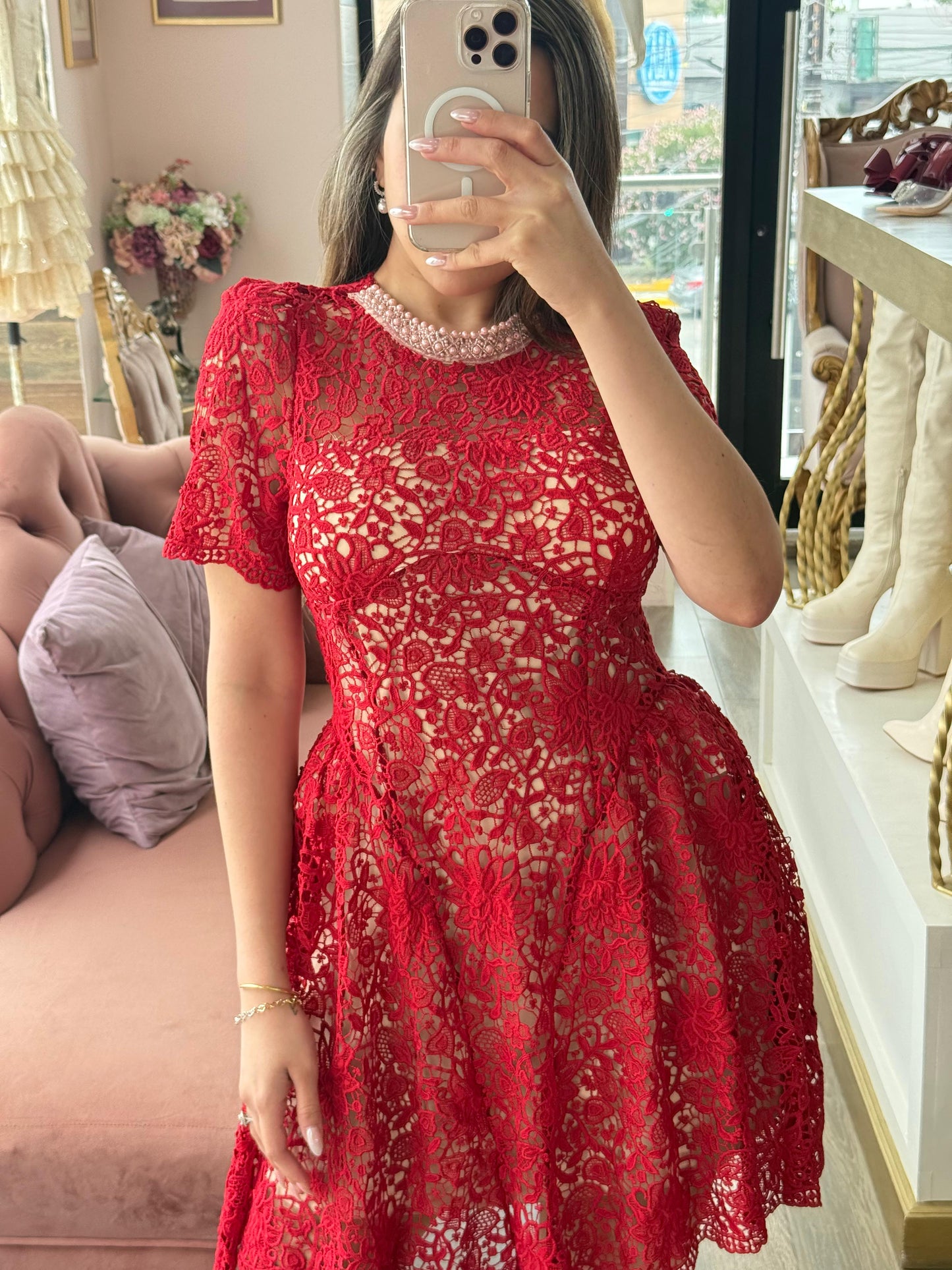 Vestido corto de encaje con corte fit & flare de mangas cortas