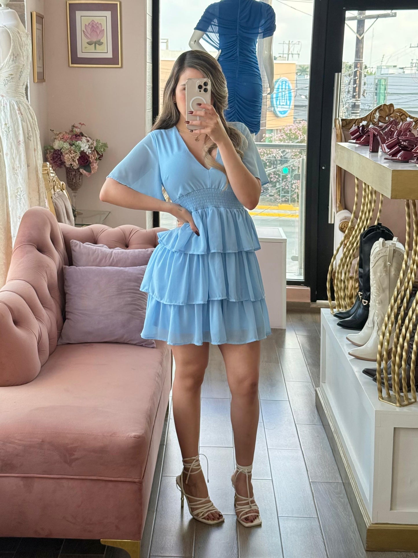 Vestido corto con volantes de escote V