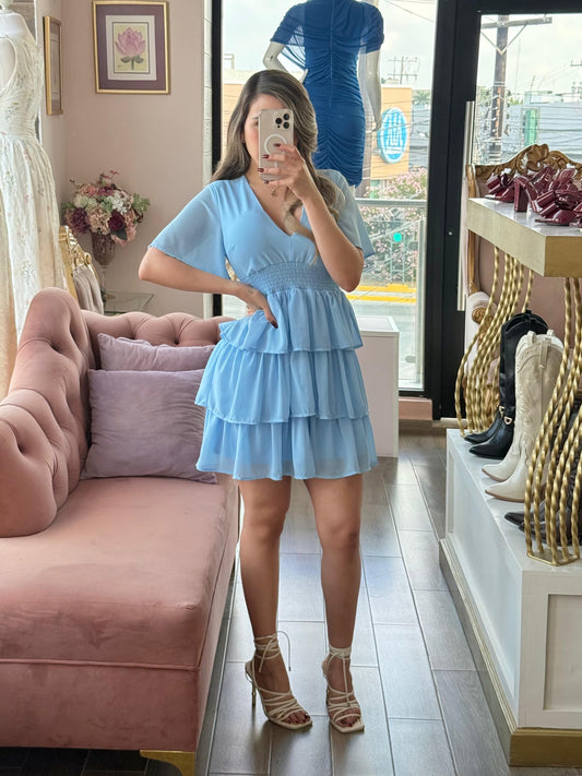 Vestido corto con volantes de escote V