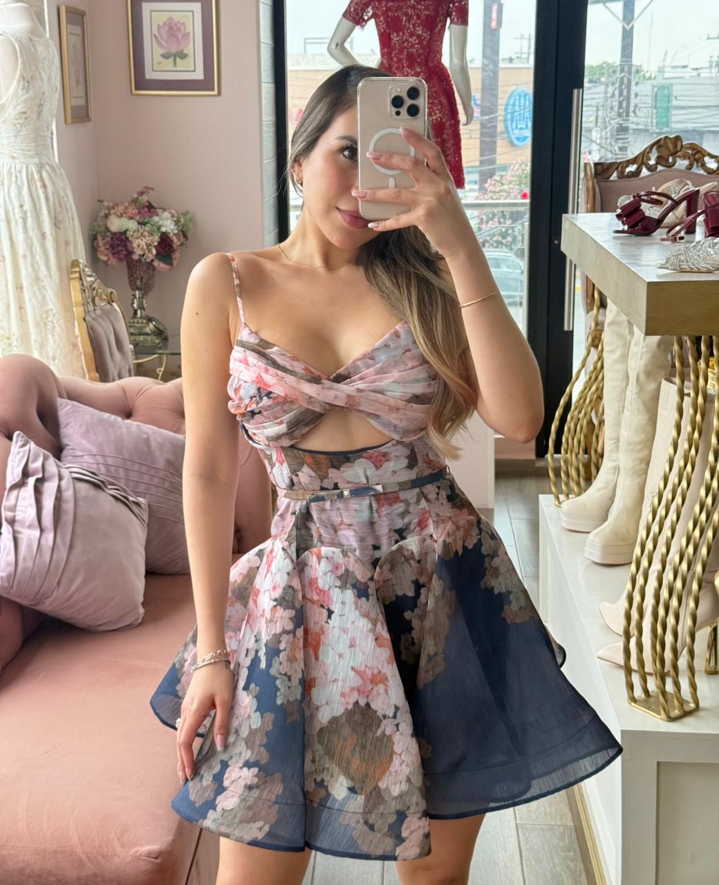 Vestido corto floral con transparencias y cut-out frontal