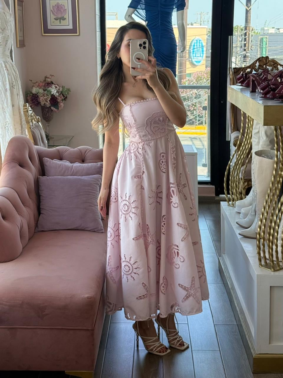 Vestido midi de tirantes con detalles bordados