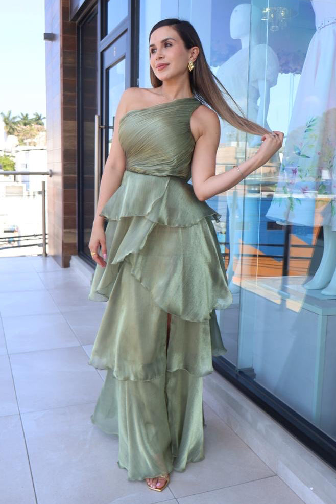 Vestido largo asimétrico de falda escalonada