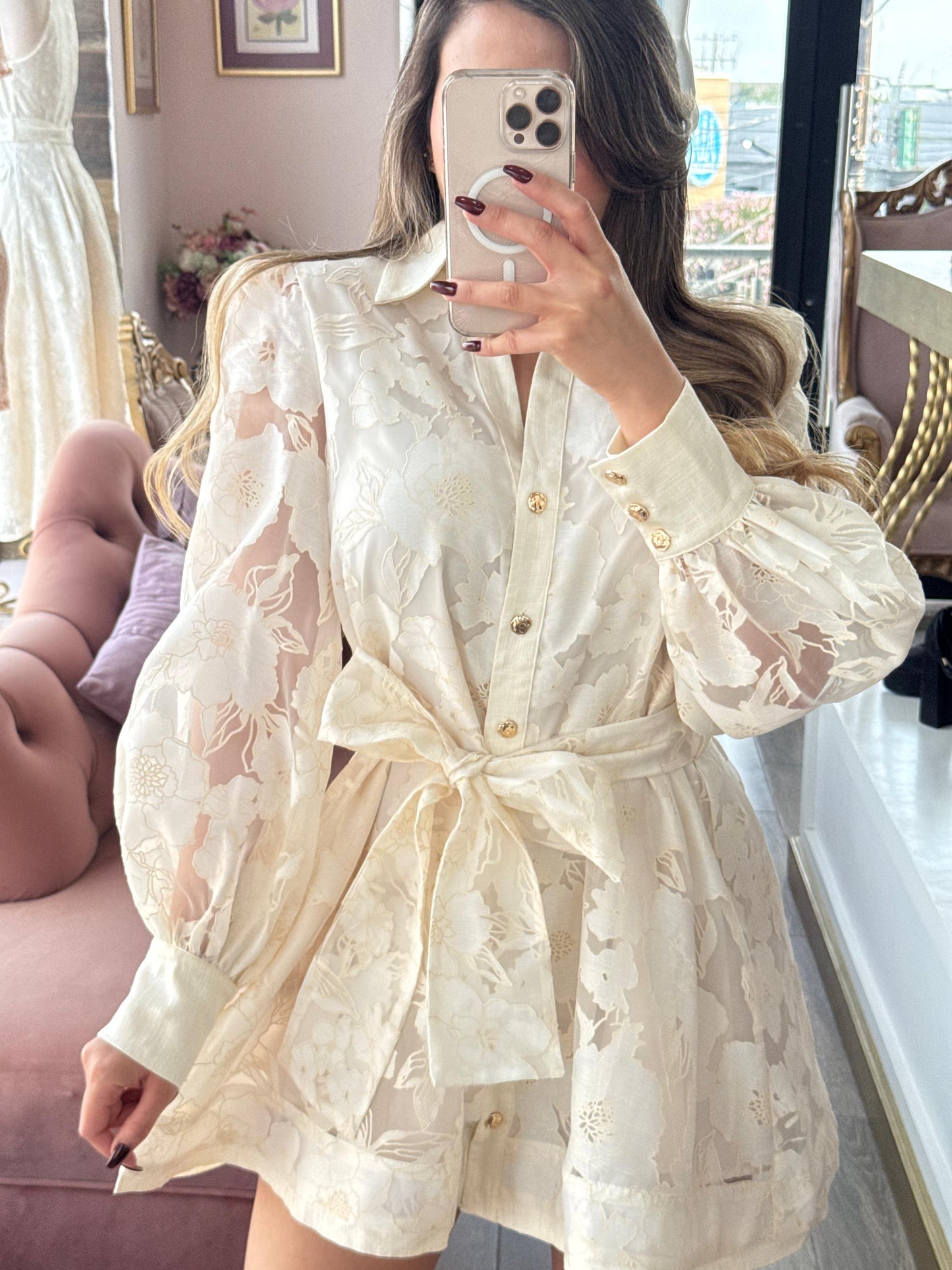 Vestido corto de encaje floral con cinto