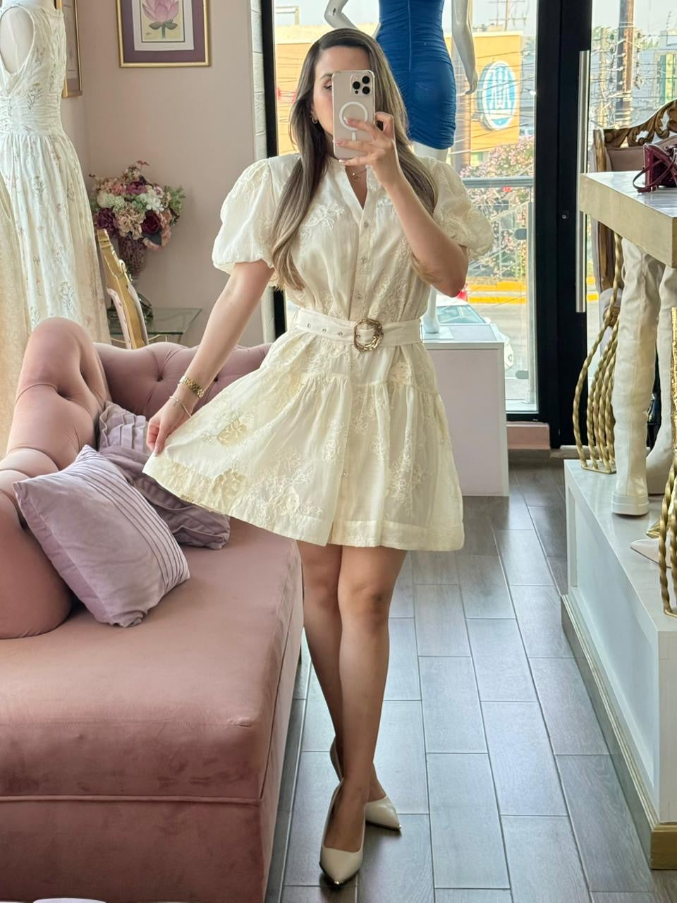 Vestido corto con bordado floral de mangas abullonadas