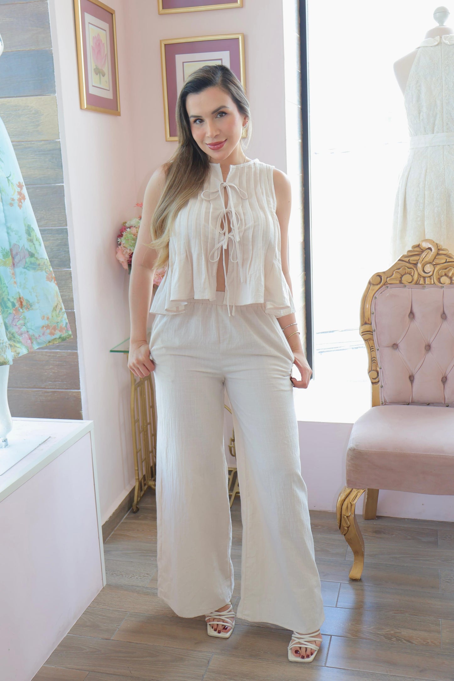 Set plisado de cuello redondo con pantalón de tiro alto
