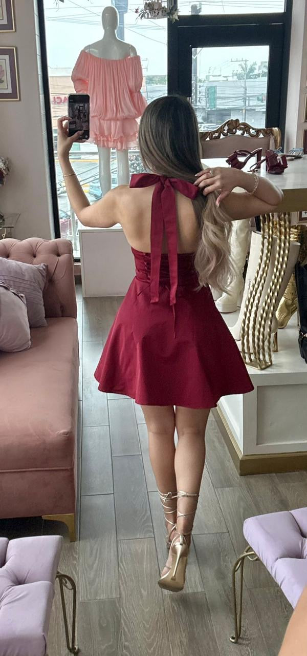 Vestido corto halter con escote V