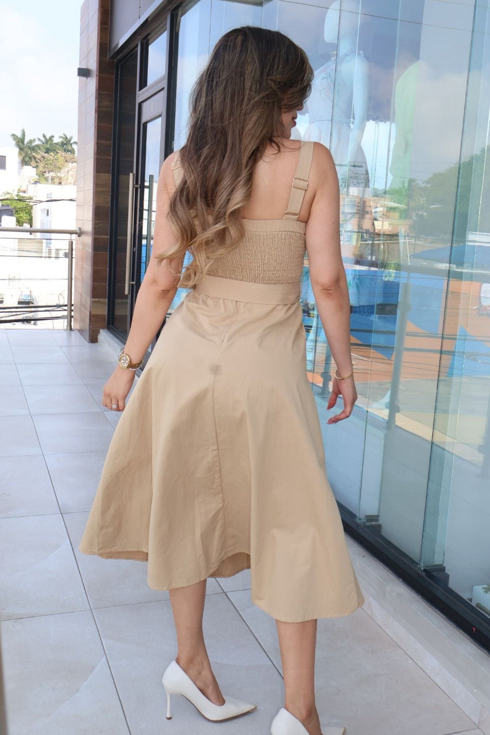 Vestido midi camisero de escote estructurado y botonadura frontal con cinto