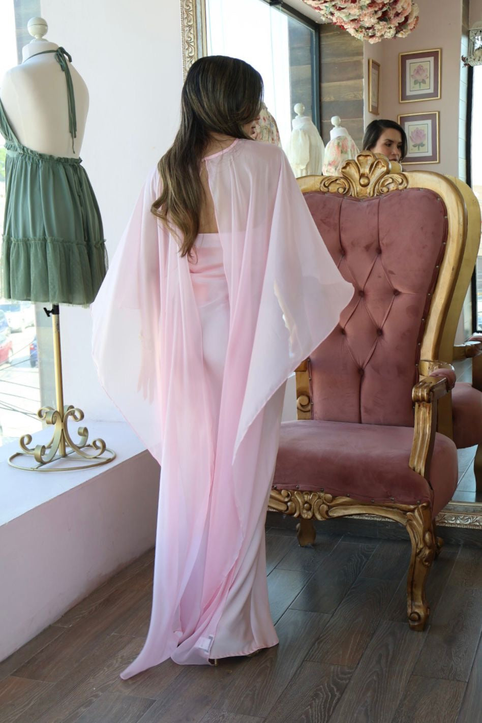 Vestido largo con capa fluida y transparencia