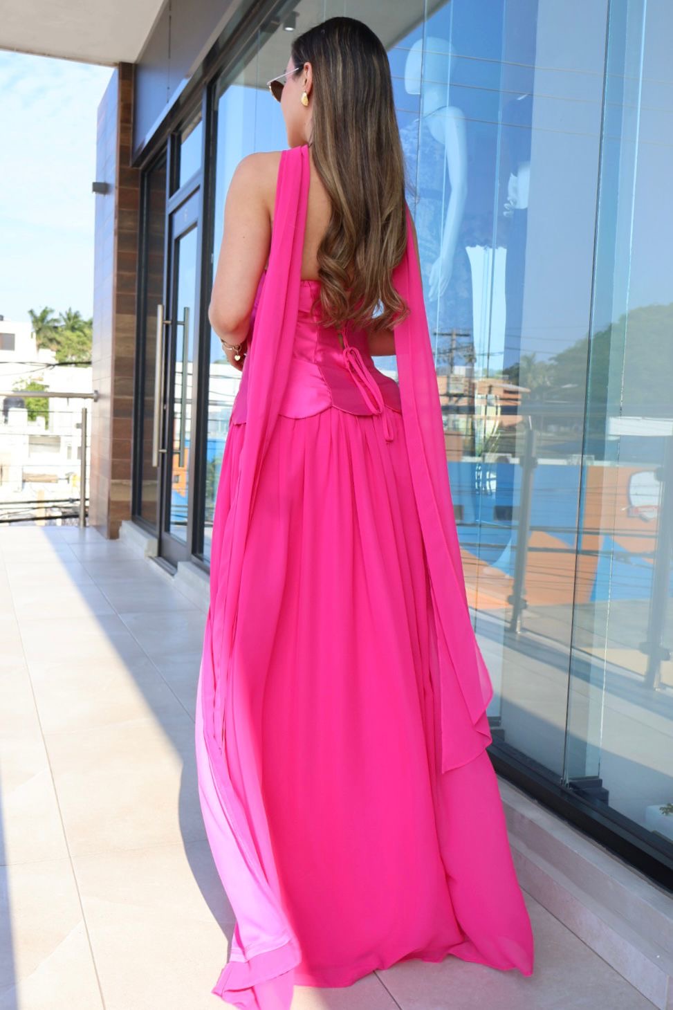 Vestido largo strapless estructurado con abertura frontal