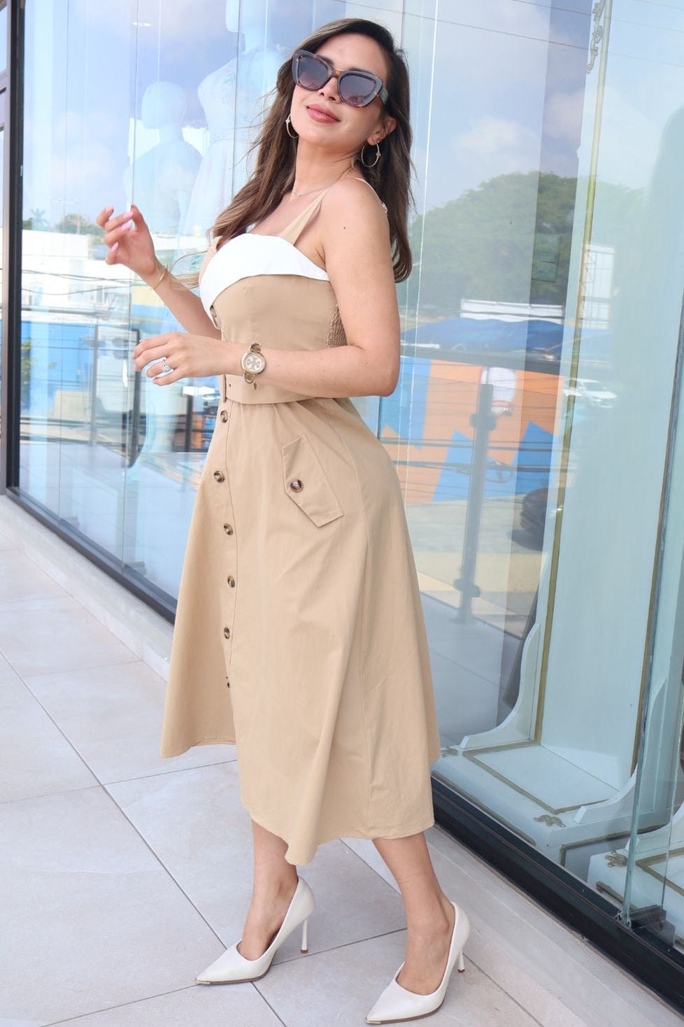 Vestido midi camisero de escote estructurado y botonadura frontal con cinto