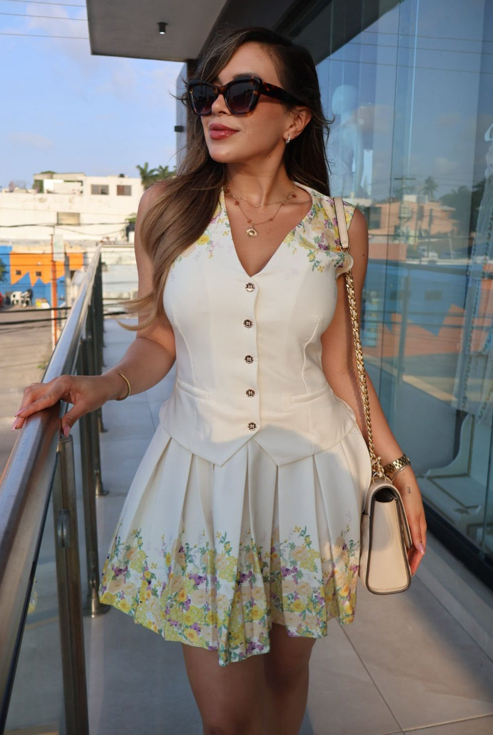 Vestido corto floral plisado