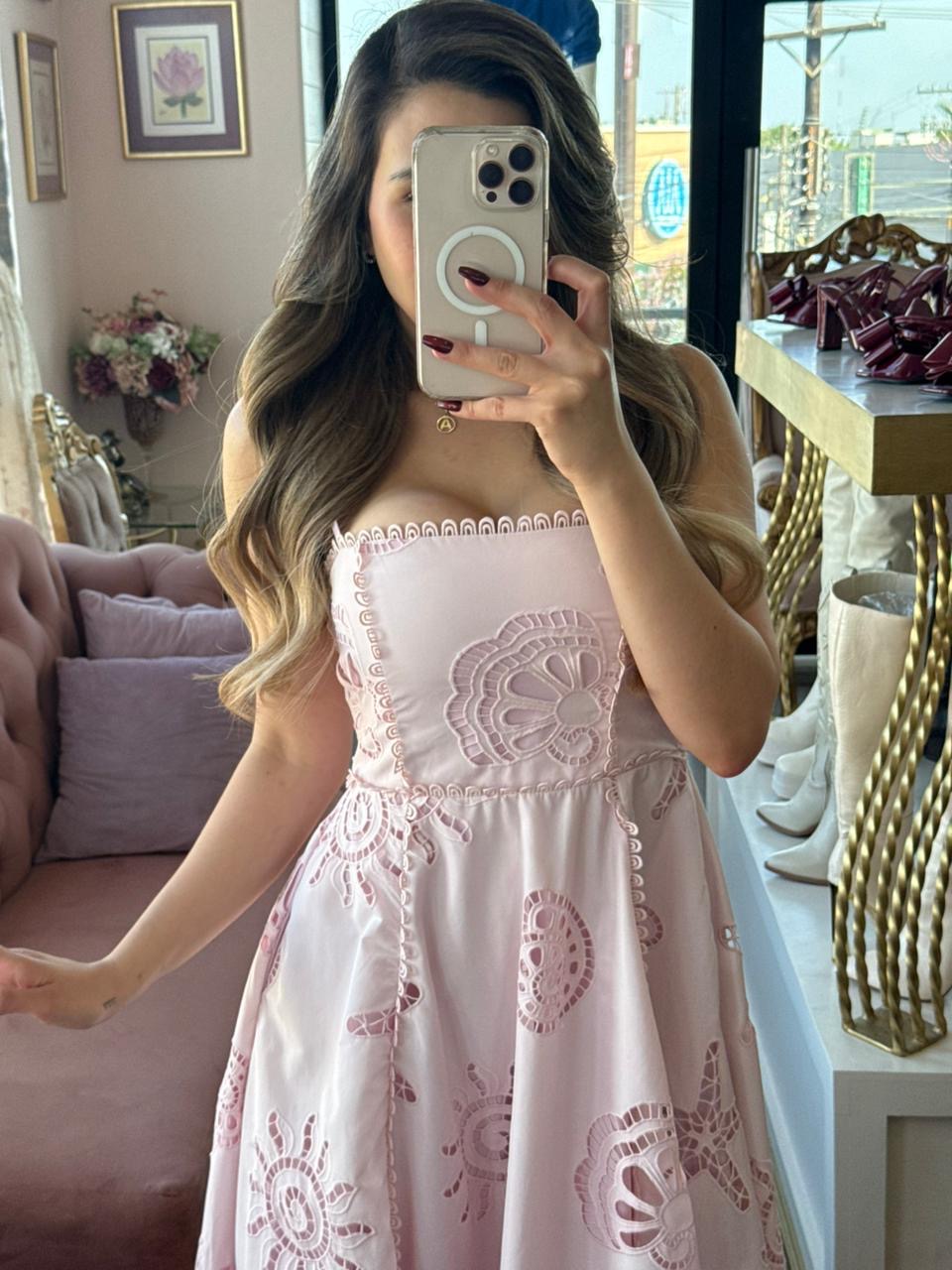 Vestido midi de tirantes con detalles bordados