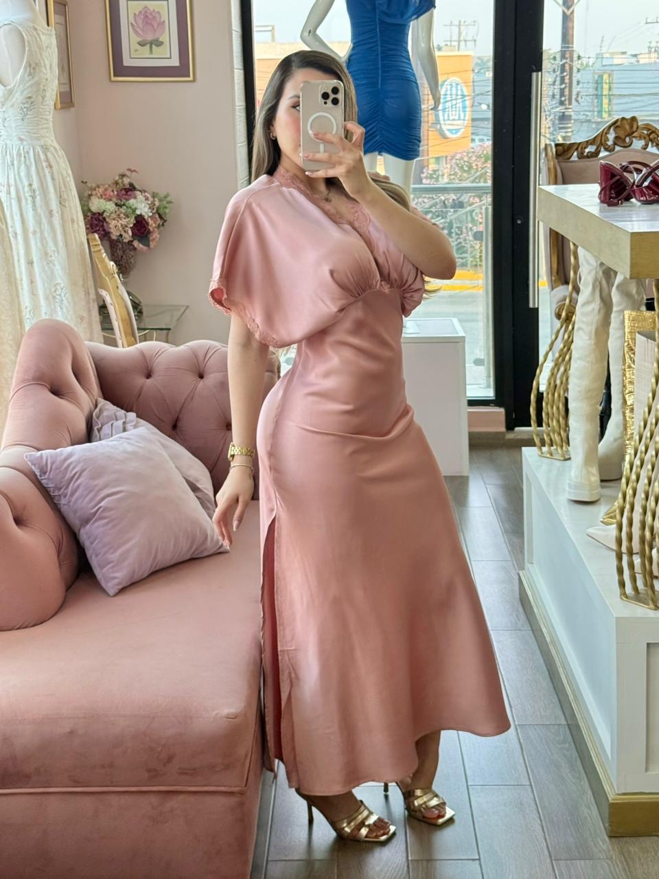 Vestido largo satinado con encaje