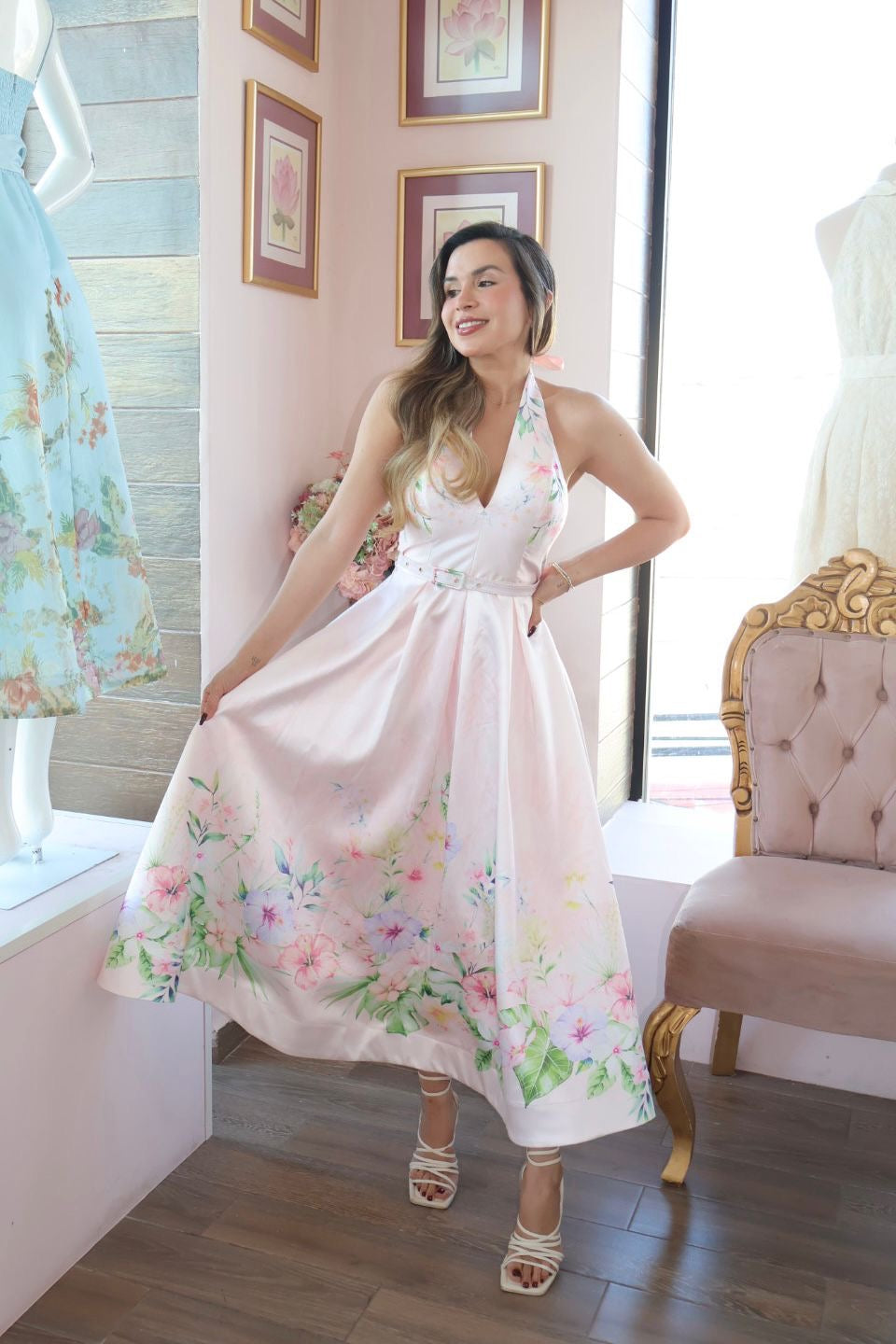 Vestido midi halter de escote V de caída estructurada