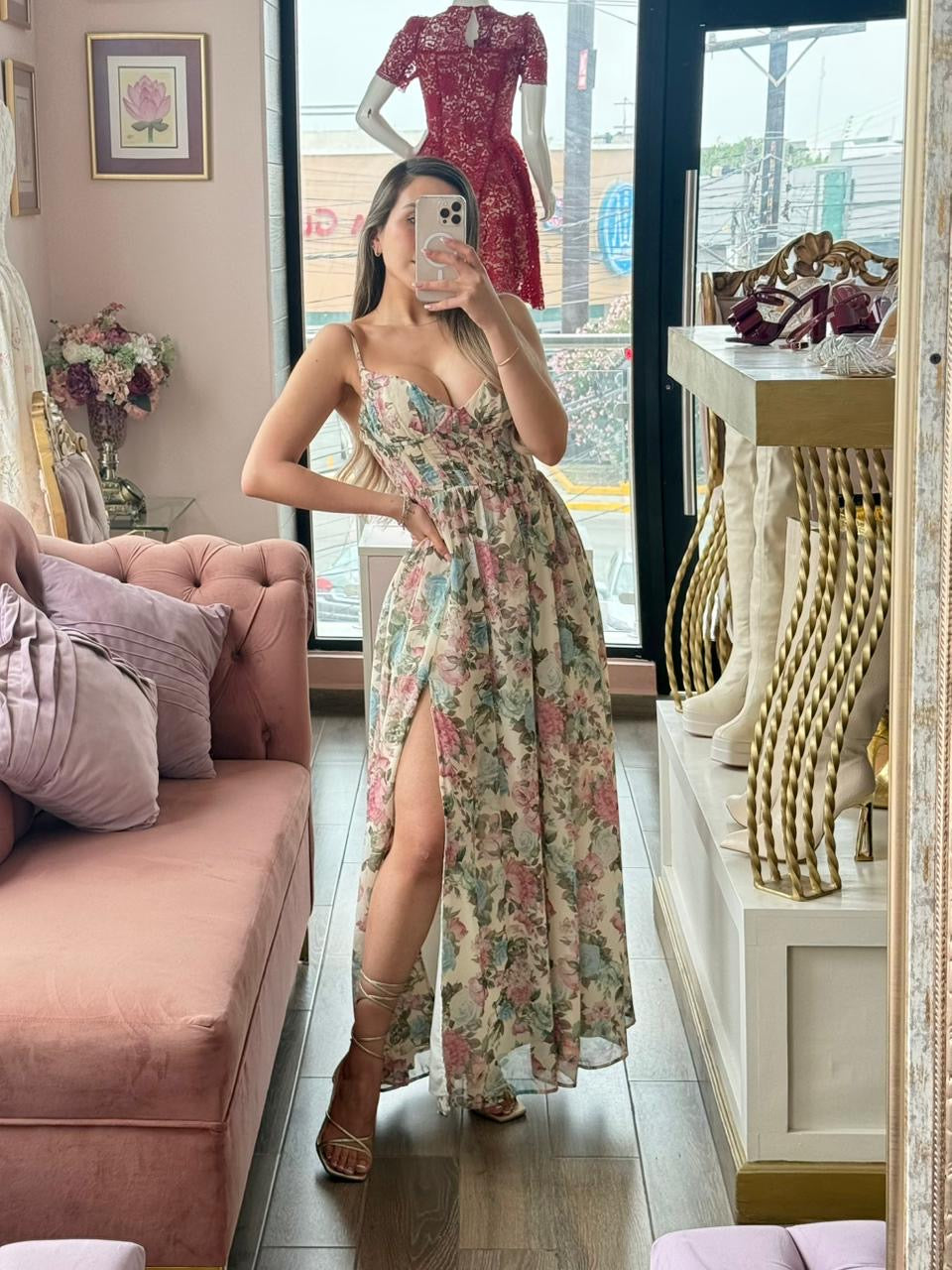 Vestido largo floral con abertura lateral