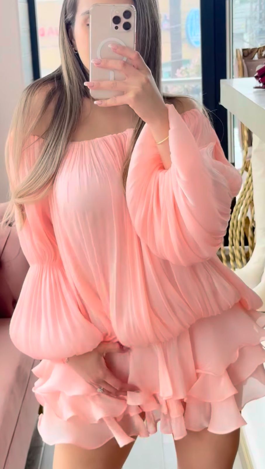 Vestido corto plisado off-shoulder