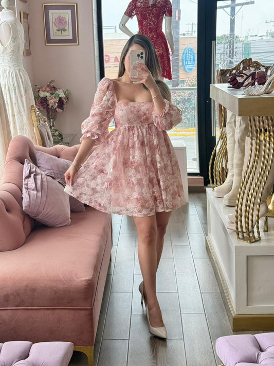 Vestido corto floral de escote cuadrado y mangas abullonadas