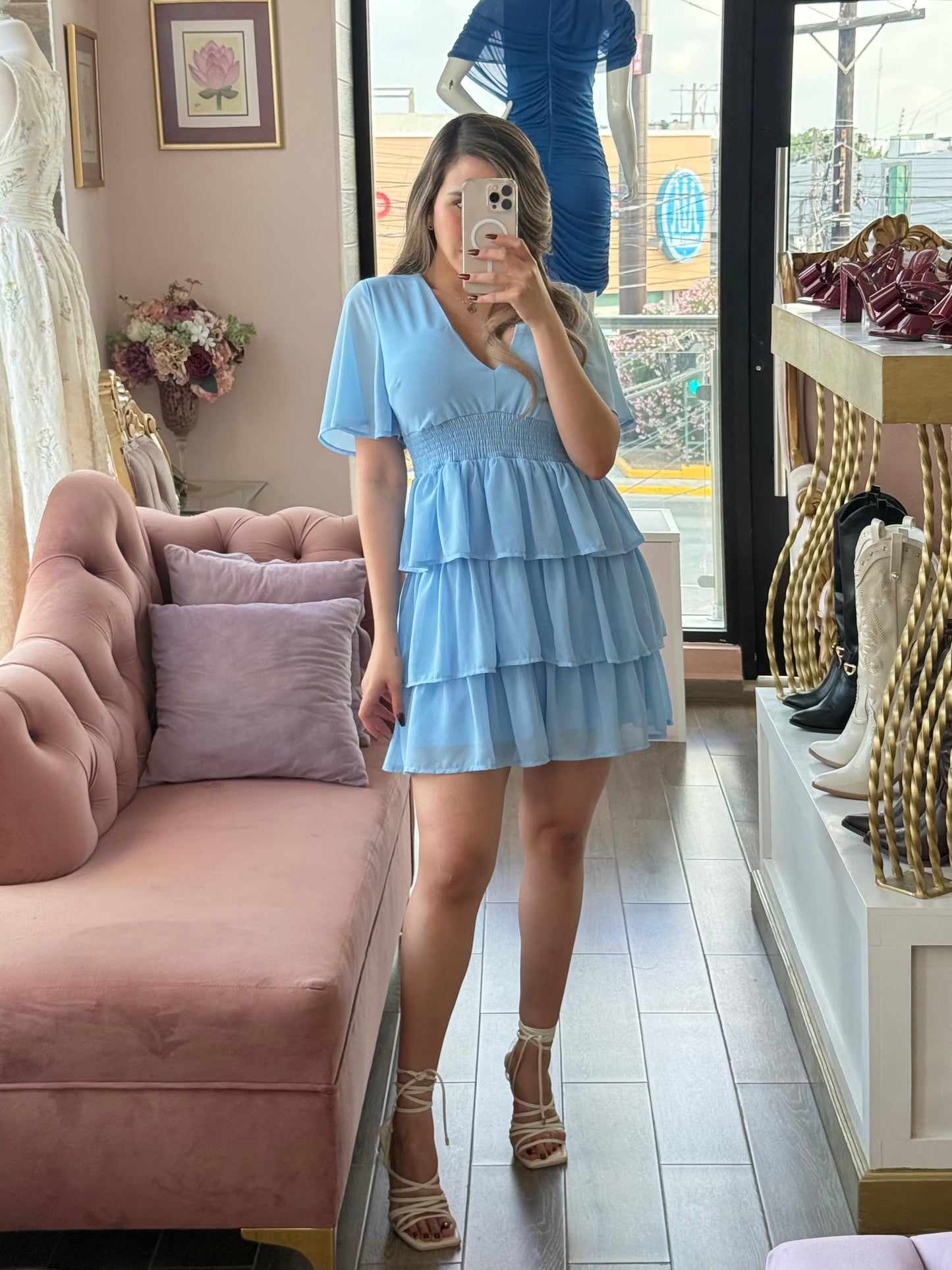 Vestido corto con volantes de escote V