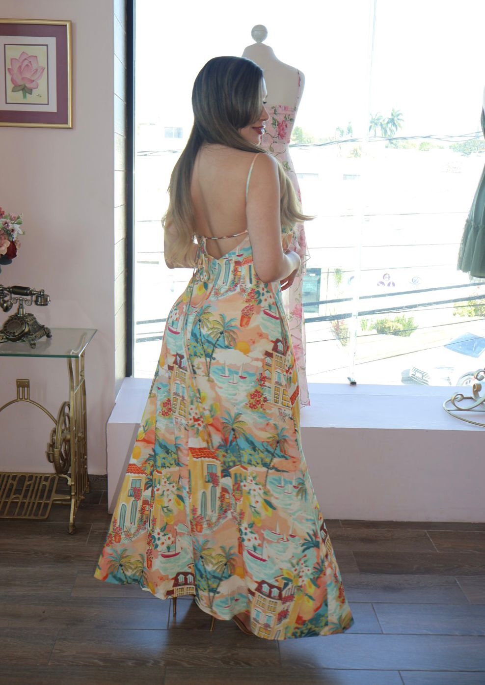 Vestido largo de tirantes con escote V con lazo frontal