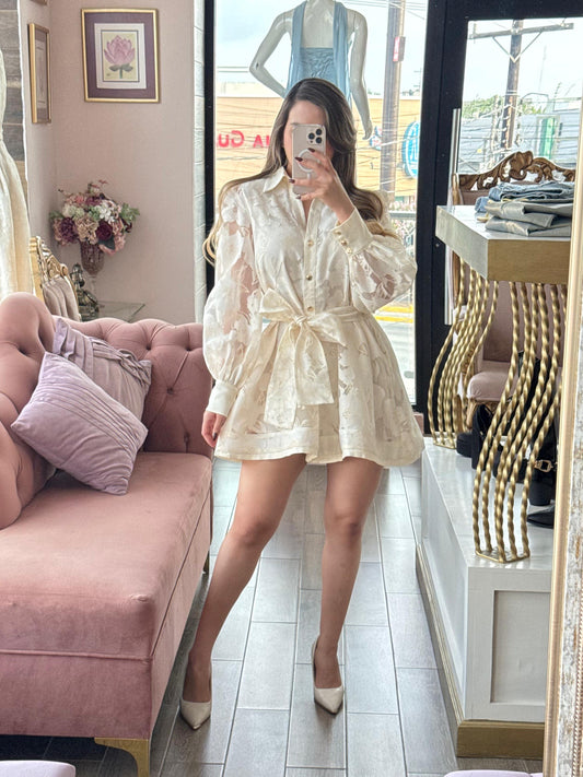 Vestido corto de encaje floral con cinto