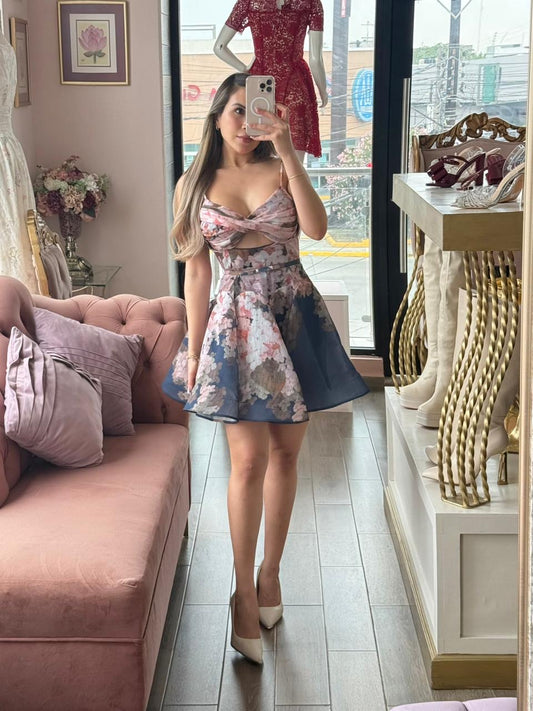 Vestido corto floral con transparencias y cut-out frontal