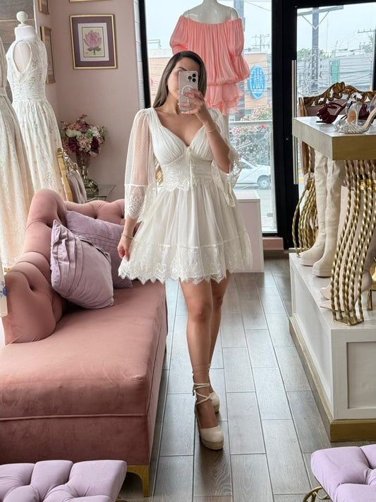 Vestido corto con encaje de escote V y mangas transparentes