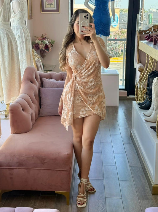 Vestido corto cruzado de encaje floral