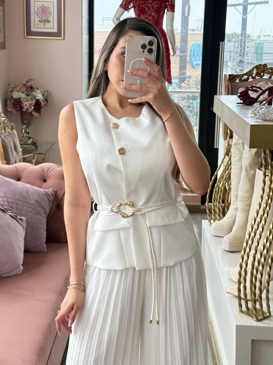 Set con blusa estructurada y pantalón palazzo plisado