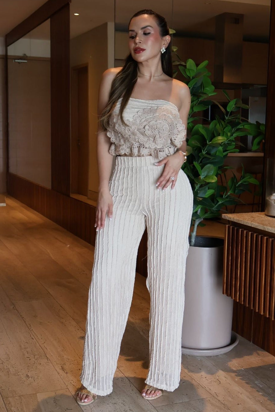 Set top strapless crochet con pantalón tejido wide leg
