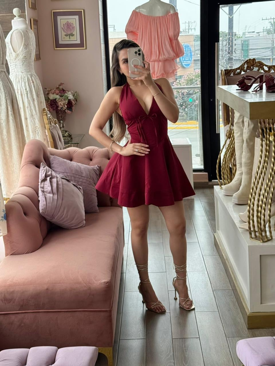 Vestido corto halter con escote V