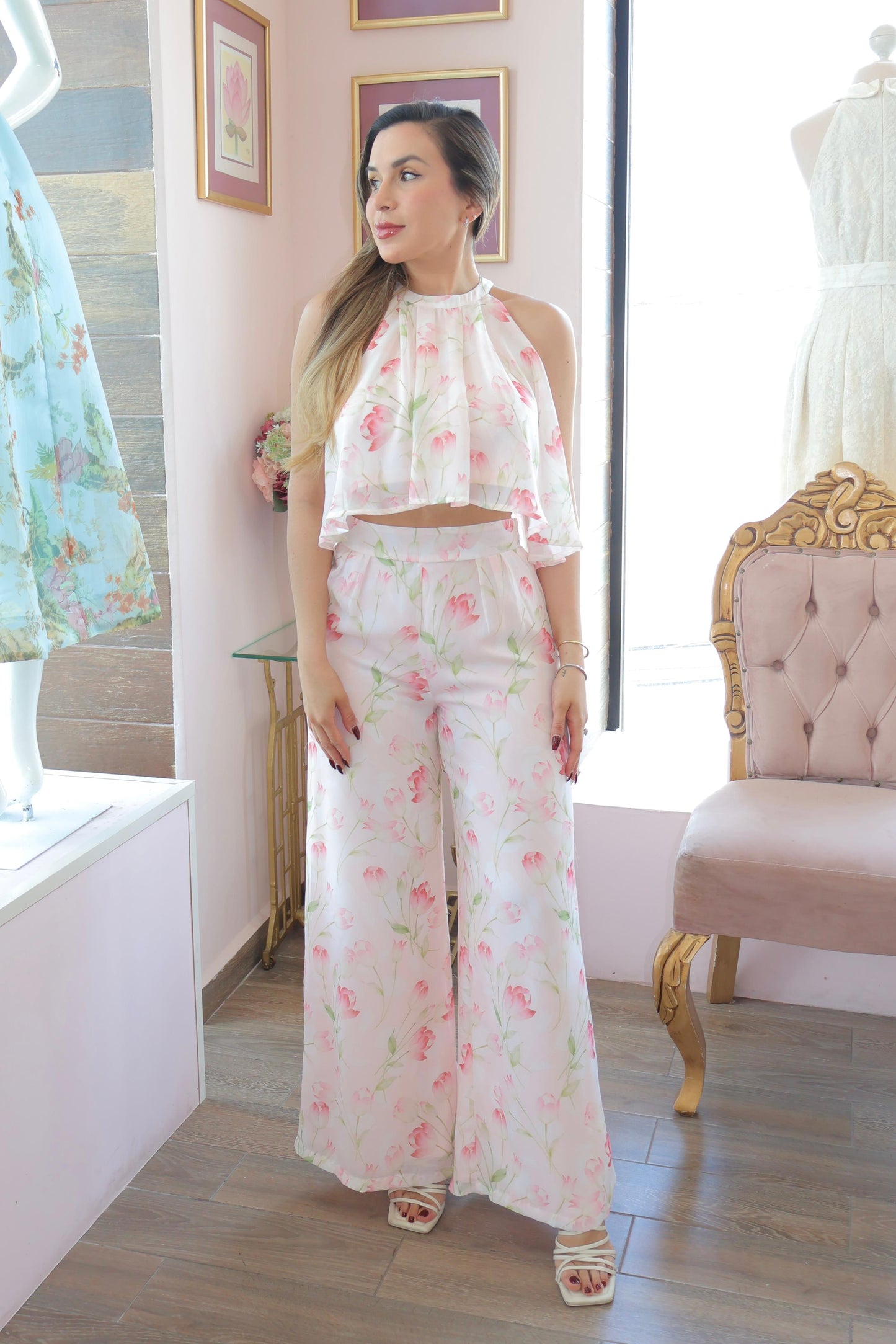 Set de top corto halter con caída ligera y pantalón de tiro alto